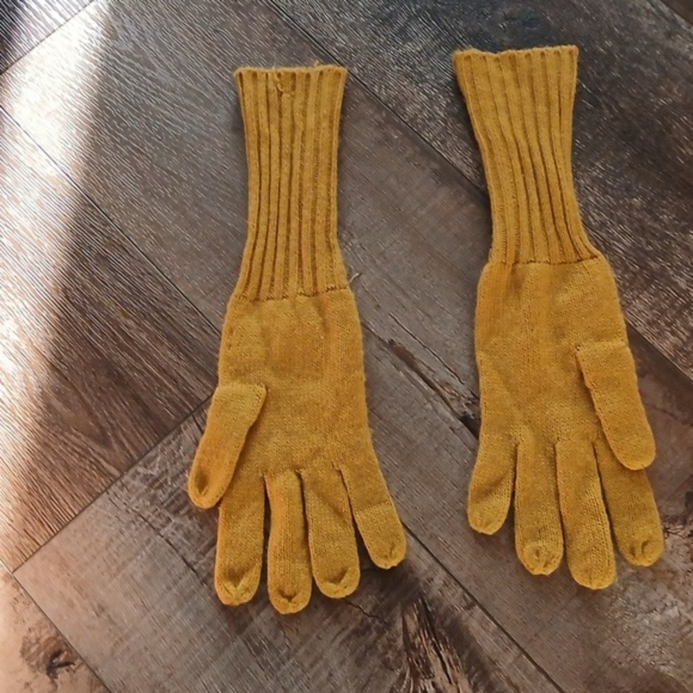 Mustard gloves
